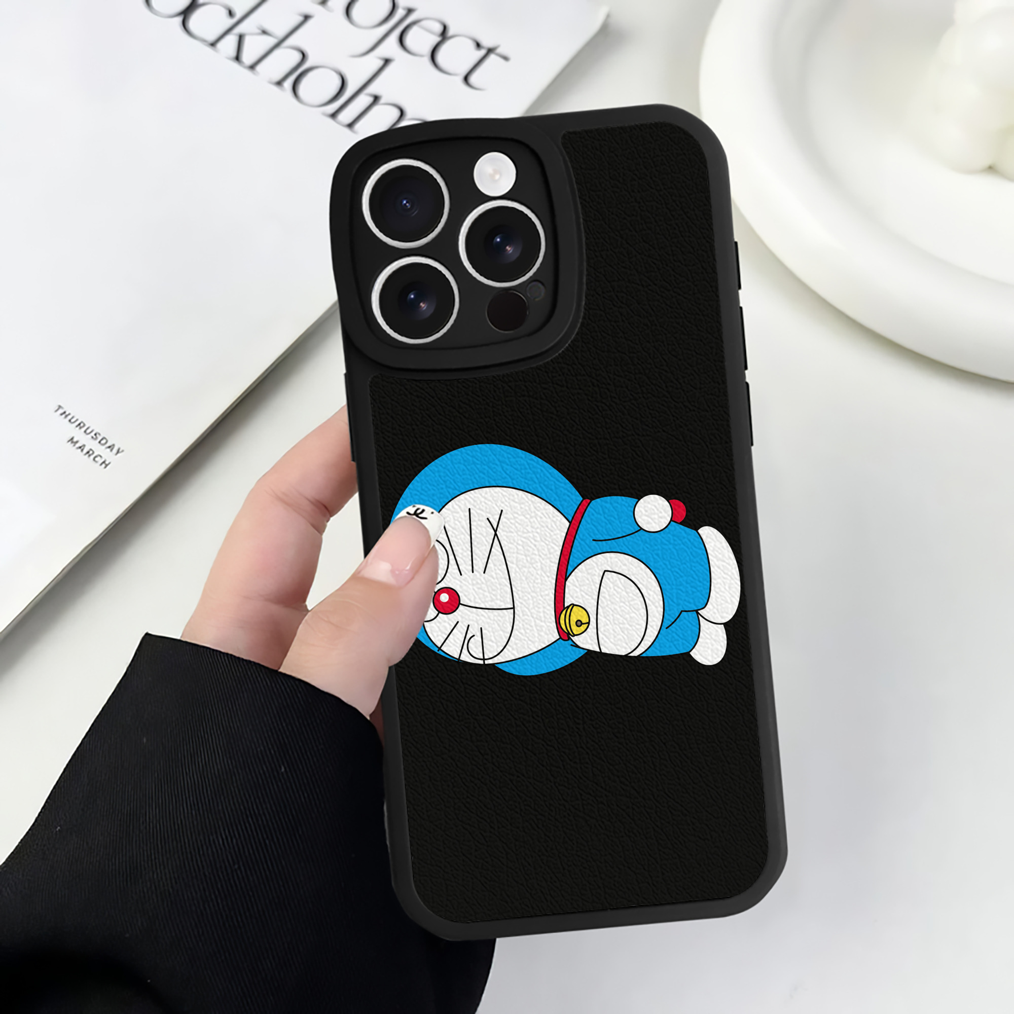 （画像用） ドラえもん Doraemon 【iPhone 16シリーズ対応】シリコンスマホケース（レザー調） 材質：シリコン